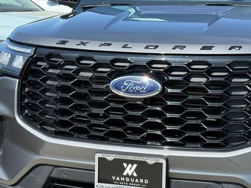 Used 2025 Ford Explorer ST-Line w/ ST-Line Street Pack AWD/4WD image 4