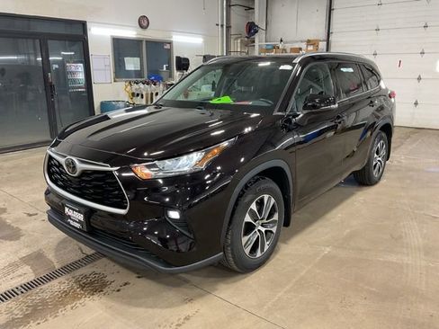 Used 2020 Toyota Highlander XLE image 3