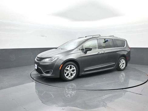 Used 2018 Chrysler Pacifica Touring-L Plus w/ Tire & Wheel Group FWD image 4