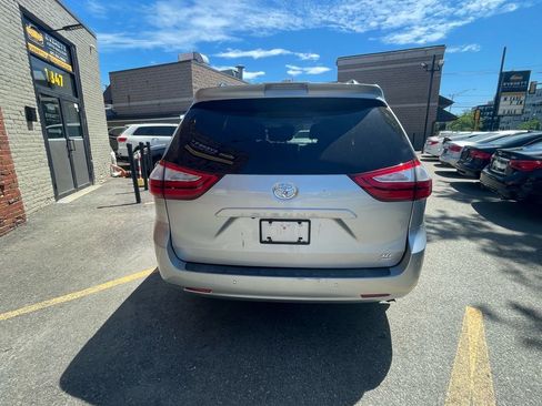 Used 2019 Toyota Sienna XLE w/ XLE Navigation Package AWD/4WD image 4