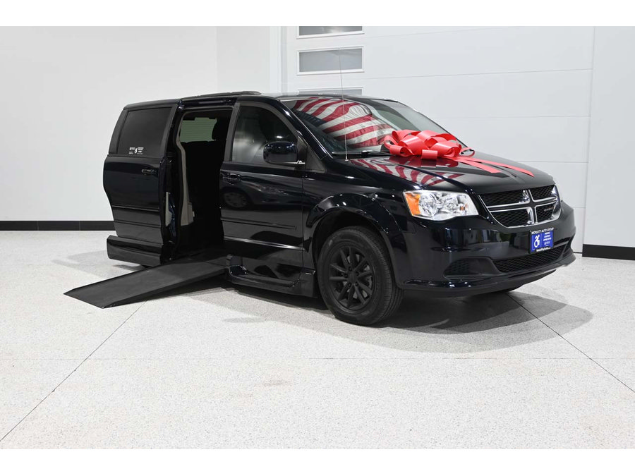 Used 2015 Dodge Grand Caravan SXT FWD image 2