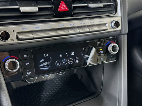 Used 2025 Genesis G70 2.5T image 23