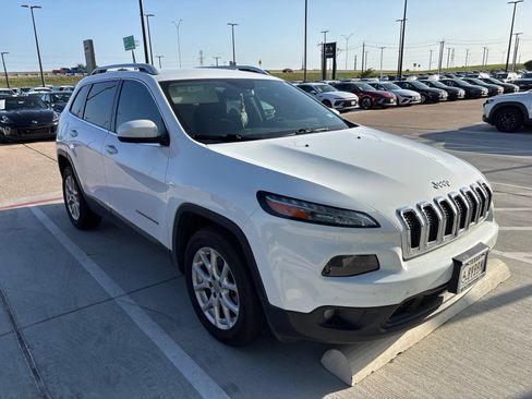 Used 2018 Jeep Cherokee Latitude Plus w/ Cold Weather Group FWD image 3