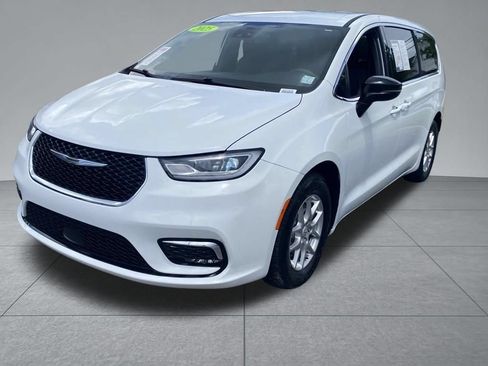 Used 2025 Chrysler Pacifica Select FWD image 2