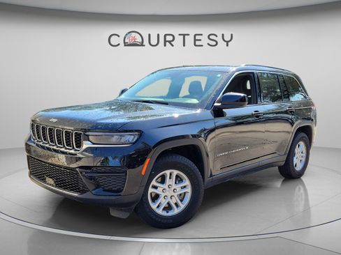 Certified 2025 Jeep Grand Cherokee Laredo w/ Trailer Tow Package AWD/4WD image 1