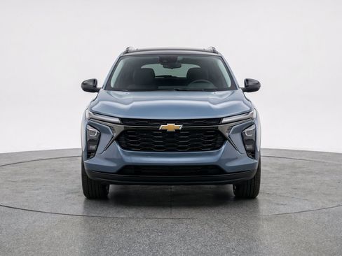 Used 2025 Chevrolet Trax LT FWD image 2