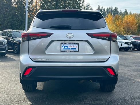 Used 2024 Toyota Highlander LE image 6