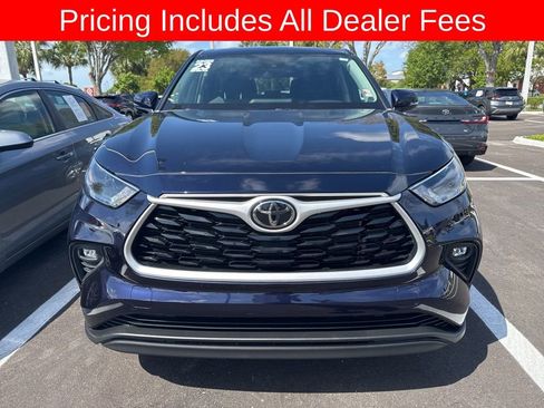 Used 2023 Toyota Highlander LE FWD image 2
