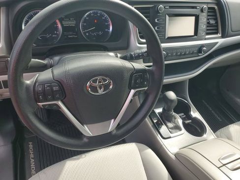 Used 2017 Toyota Highlander LE AWD/4WD image 19