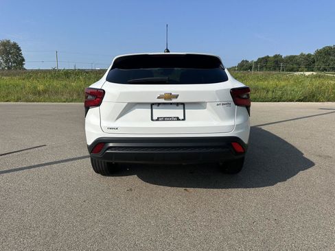 Used 2024 Chevrolet Trax LS w/ LS Convenience Package FWD image 6