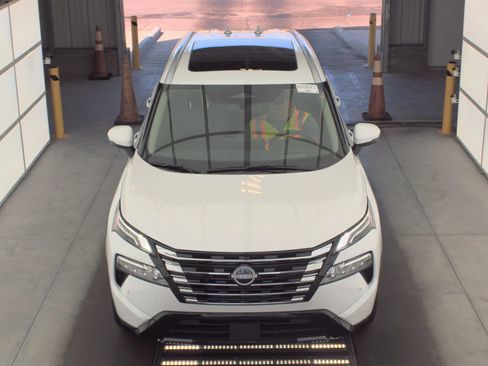 Used 2025 Nissan Rogue Platinum w/ Tech Package AWD/4WD image 2