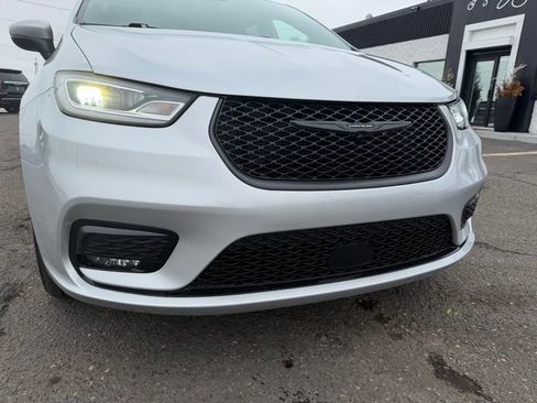Used 2023 Chrysler Pacifica Touring-L w/ S Appearance Package AWD/4WD image 13