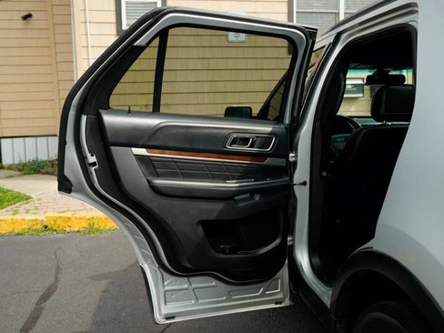 Used 2016 Ford Explorer Platinum AWD/4WD image 29