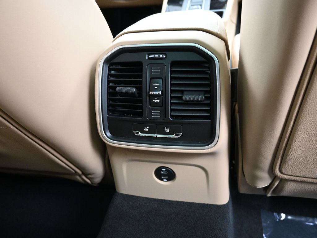Certified 2026 Porsche Macan AWD/4WD image 25