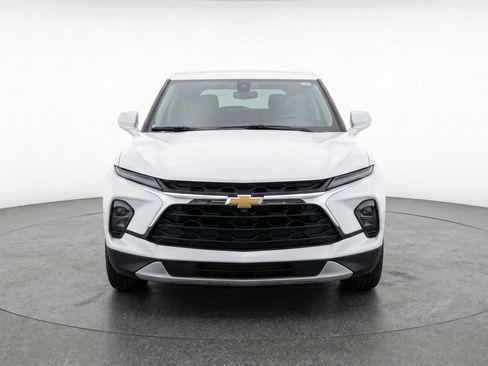 Used 2025 Chevrolet Blazer LT FWD image 2