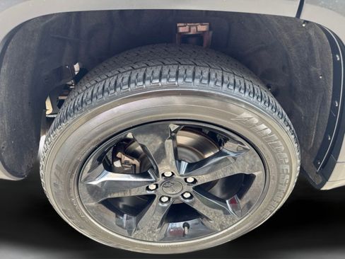 Used 2023 Jeep Grand Cherokee L Laredo RWD image 34