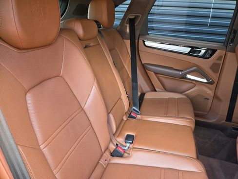 Certified 2023 Porsche Cayenne Turbo AWD/4WD image 21
