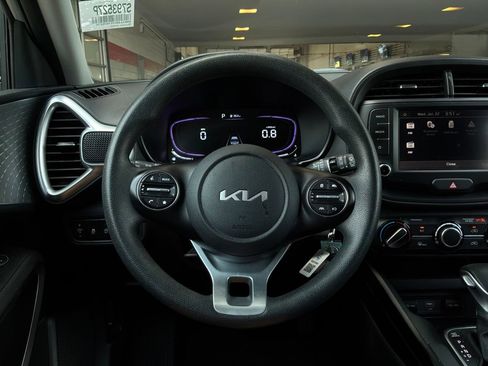 Used 2025 Kia Soul LX w/ LX Technology Package FWD image 30