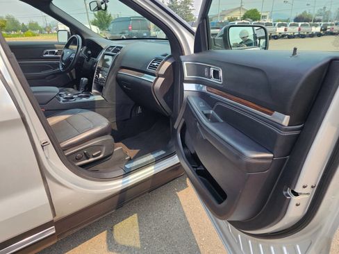 Used 2019 Ford Explorer Limited w/ Class III Trailer Tow Package AWD/4WD image 12
