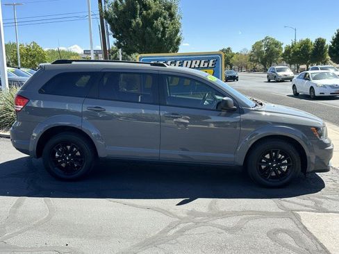 Used 2020 Dodge Journey SE w/ SE Popular Equipment Group FWD image 2