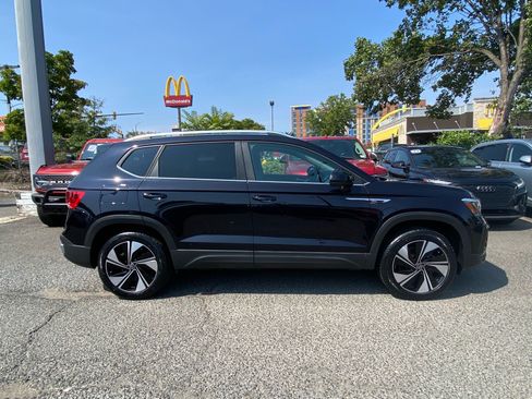 Used 2024 Volkswagen Taos SE AWD/4WD image 2