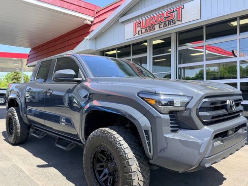 Used 2024 Toyota Tacoma SR5 w/ SR5 Upgrade Package AWD/4WD image 16