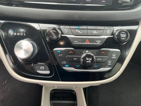 Used 2023 Chrysler Pacifica Touring-L FWD image 34