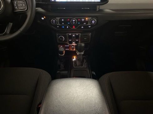 Used 2024 Jeep Wrangler Unlimited image 11