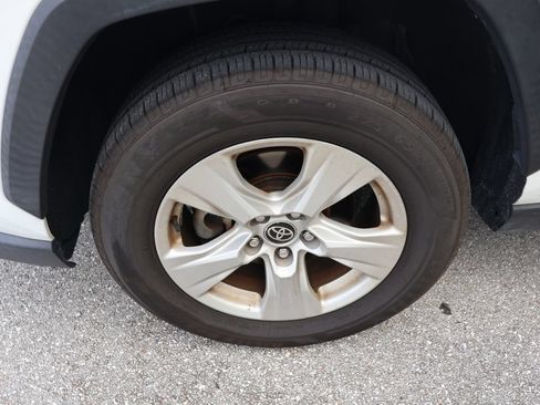 Used 2021 Toyota RAV4 XLE w/ Convenience Package FWD image 4