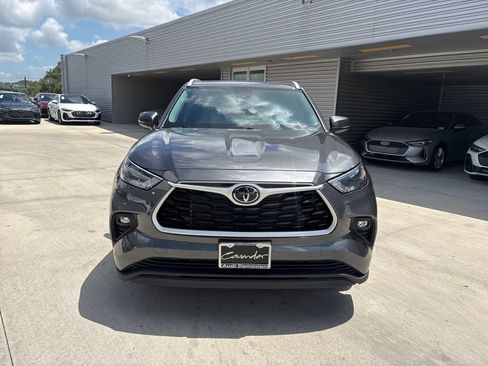 Used 2025 Toyota Highlander XLE FWD image 2