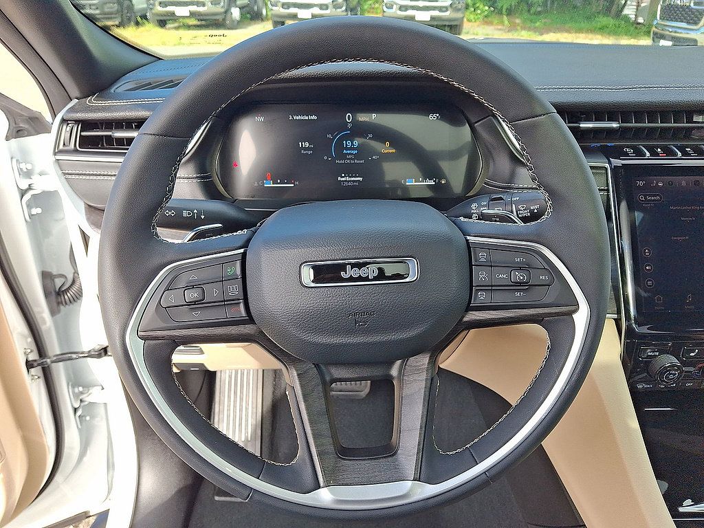 Used 2025 Jeep Grand Cherokee Limited w/ Trailer Tow Package AWD/4WD image 22
