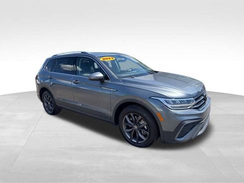 Used 2023 Volkswagen Tiguan SE w/ Panoramic Sunroof Package FWD image 3