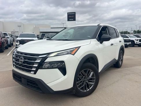 Used 2024 Nissan Rogue S image 2