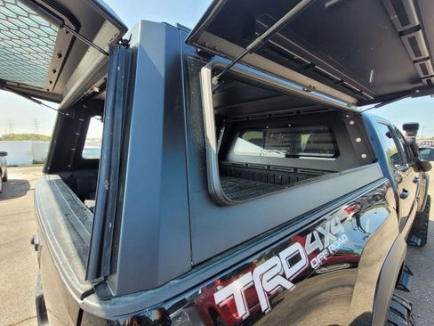 Used 2022 Toyota Tacoma TRD Off-Road image 6