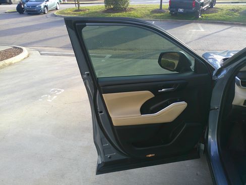 Used 2023 Toyota Highlander XLE image 17