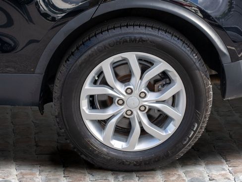 Used 2020 Land Rover Discovery SE image 40