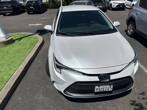 Used 2025 Toyota Corolla LE w/ Convenience Package FWD image 18