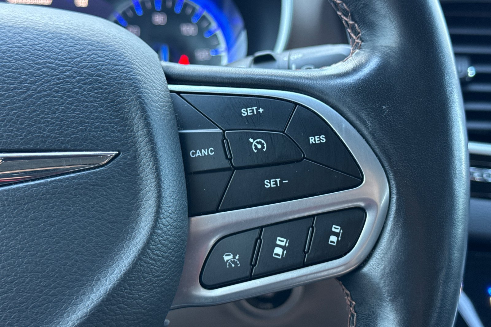 Used 2019 Chrysler Pacifica Touring Plus w/ Advanced Safetytec Group FWD image 39