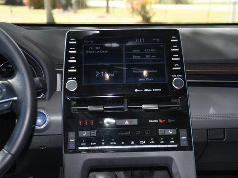 Certified 2021 Toyota Avalon XLE w/ Moonroof Package FWD image 17