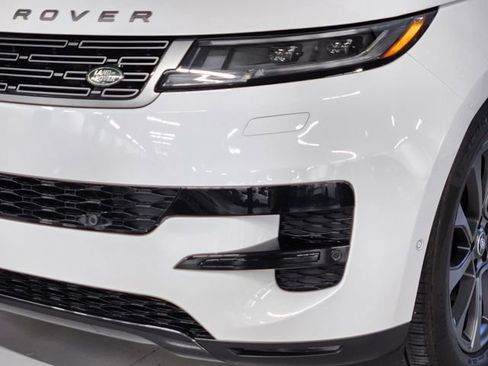 Used 2025 Land Rover Range Rover Sport SE image 12