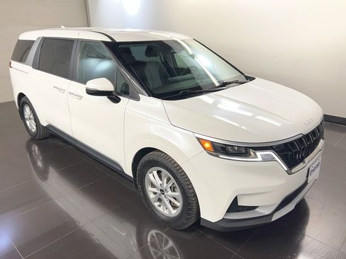 Used 2023 Kia Carnival LX image 1