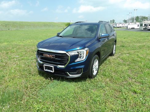 Used 2023 GMC Terrain SLE w/ Driver Convenience Package AWD/4WD image 2