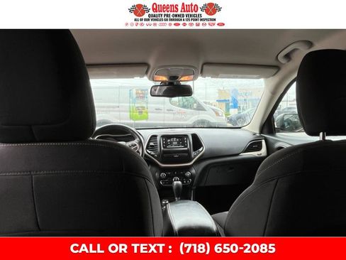 Used 2017 Jeep Cherokee Latitude w/ Comfort & Sound Group image 18