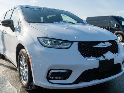 New 2026 Chrysler Pacifica Select image 4