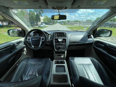 Used 2014 Chrysler Town & Country Touring FWD image 13