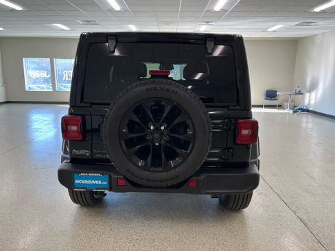 Used 2025 Jeep Wrangler Sahara AWD/4WD image 8