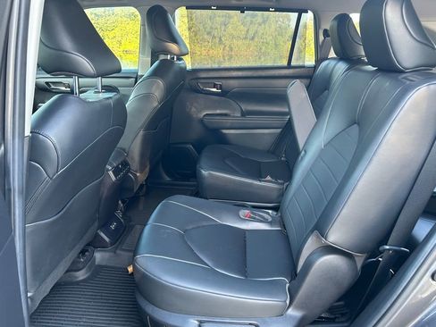 Certified 2023 Toyota Highlander XLE image 13