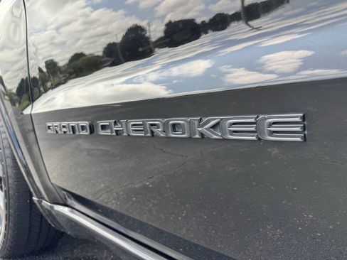 Used 2017 Jeep Grand Cherokee Altitude RWD image 13