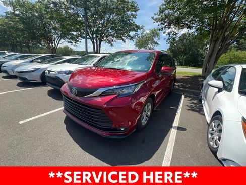 Used 2025 Toyota Sienna XLE FWD image 5