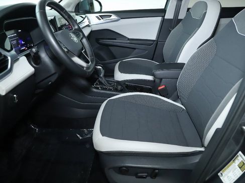 Certified 2025 Volkswagen Taos SE w/ Panoramic Sunroof Package image 19